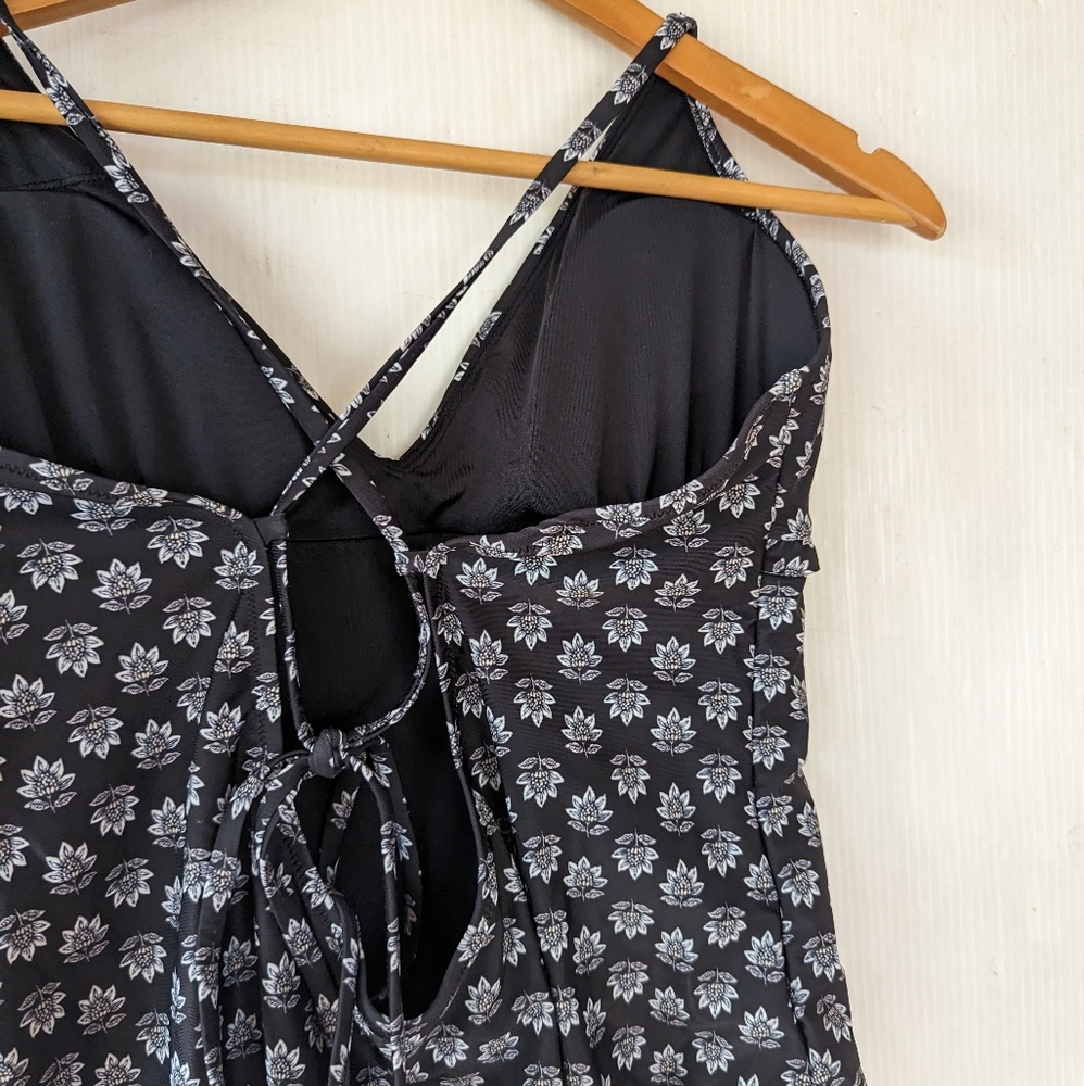 OLD NAVY V-neck Ruffle-trim cutout one-piece swimsuit - Picture 11 of 13